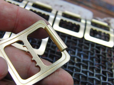 オーダーメイド・オリジナルロゴ入り特注バックルとベルト革合わせての製作事例　メタルハウス　オリジナル特注オーダーメイド金具製造販売　METAL  HOUSE   - about  metal fittings -