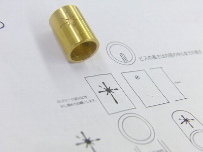 オリジナルのブランドロゴ入り、オーダーメイド、特注生産の紐止め金具の製作　メタルハウス　オリジナル特注オーダーメイド金具製造販売