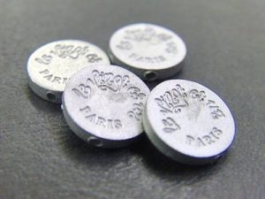 アクセサリーに使用される特注のメタルチャーム金具のオーダー メタルハウス