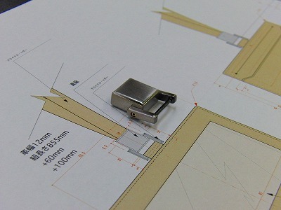 ネームホルダー用に使用するオリジナル金具 メタルハウス