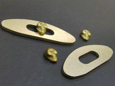 オーダーメイドのスケルトン型、オリジナル特注ブローチ金具の製作 メタルハウス