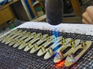 オーダーメイドのスケルトン型、オリジナル特注ブローチ金具の製作 メタルハウス