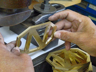 オリジナル・特注のバックル金具製作とベルト革の縫製 メタルハウス金具製造販売　オリジナル特注オーダーメイド金具