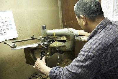 四国地方の小豆島にてペンションを経営されているお客様より、手作りの真鍮削り出し＋部屋番号を１つずつ手彫りにて彫刻したルームキーのご依頼を頂きました。      全ての部屋番号が違うということから、金型や、成形にて、ある程度の単位での一括の製作は難しく、どうしても職人の手作業を随所に入れ込みながらの製作となりました。