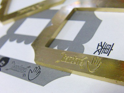 ”オリジナルブランドロゴ入り特注バックル”と”オーダーメイドのベルト革”を合わせての製作　メタルハウス　オリジナルアクセサリー　バックルオリジナル　金具