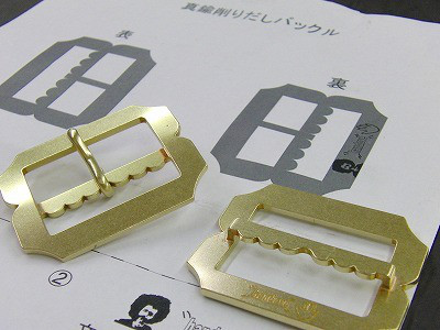 ”オリジナルブランドロゴ入り特注バックル”と”オーダーメイドのベルト革”を合わせての製作　メタルハウス　オリジナルアクセサリー　バックルオリジナル　金具