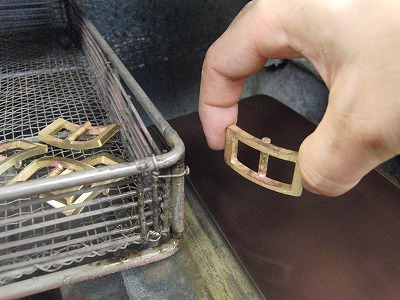 真鍮製で職人手作り、オリジナルピンバックルの特注オーダー Original Brass Metal Buckle   北海道にて、ブランド、モノ作りを展開なされているお客様より、使い込むほどに艶やかさ、味わいを楽しめる真ちゅう素材の、全て手作りのオリジナルバックルを作成していきました。まず、真ちゅうを削りだし、それぞれのパーツを取り揃えていきます。  真ちゅうを削り出して、商品を成形していく”挽きモノ”という技術を使用していきます。  