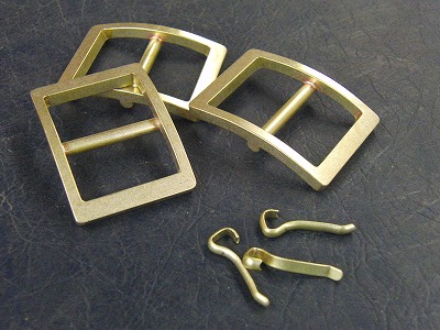 真鍮製で職人手作り、オリジナルピンバックルの特注オーダー Original Brass Metal Buckle   北海道にて、ブランド、モノ作りを展開なされているお客様より、使い込むほどに艶やかさ、味わいを楽しめる真ちゅう素材の、全て手作りのオリジナルバックルを作成していきました。まず、真ちゅうを削りだし、それぞれのパーツを取り揃えていきます。  真ちゅうを削り出して、商品を成形していく”挽きモノ”という技術を使用していきます。  