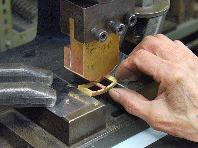 真鍮製で職人手作り、オリジナルピンバックルの特注オーダー Original Brass Metal Buckle   北海道にて、ブランド、モノ作りを展開なされているお客様より、使い込むほどに艶やかさ、味わいを楽しめる真ちゅう素材の、全て手作りのオリジナルバックルを作成していきました。まず、真ちゅうを削りだし、それぞれのパーツを取り揃えていきます。  真ちゅうを削り出して、商品を成形していく”挽きモノ”という技術を使用していきます。  