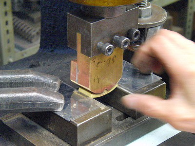 真鍮製で職人手作り、オリジナルピンバックルの特注オーダー Original Brass Metal Buckle   北海道にて、ブランド、モノ作りを展開なされているお客様より、使い込むほどに艶やかさ、味わいを楽しめる真ちゅう素材の、全て手作りのオリジナルバックルを作成していきました。まず、真ちゅうを削りだし、それぞれのパーツを取り揃えていきます。  真ちゅうを削り出して、商品を成形していく”挽きモノ”という技術を使用していきます。  