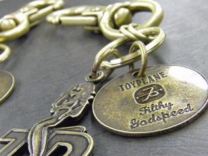 オリジナルデザイン・オーダーメイドのキーホルダー、ピンバッジ金具の特注製作  Original Metal Keychain Fittings      ロサンゼルス、日本と世界でブランドを展開されているクライミー様からセクシーな女性をモチーフにしたオリジナルデザインの金具のご依頼を頂きました。     世界で一つのオリジナルキーホルダー、ピンバッジ金具の作成です。    オリジナルの金具を作成する場合、お客様のデザイン、作成数、素材の希望等によって、最高の作成方法を選択していきます。     今回は原型をお持ちだと言うことで、原型を利用することができる、ラバーキャストという製法にて形を作っていきました。   ”原型”から量産用の”種”に仕上げていくために使う、長年使い込まれた、職人の道具。これがお客様のイメージを形にしていくのに大切な大切な秘密兵器です。