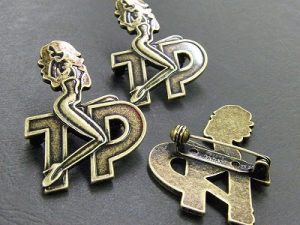 オリジナルデザイン・オーダーメイドのキーホルダー、ピンバッジ金具の特注製作  Original Metal Keychain Fittings      ロサンゼルス、日本と世界でブランドを展開されているクライミー様からセクシーな女性をモチーフにしたオリジナルデザインの金具のご依頼を頂きました。     世界で一つのオリジナルキーホルダー、ピンバッジ金具の作成です。    オリジナルの金具を作成する場合、お客様のデザイン、作成数、素材の希望等によって、最高の作成方法を選択していきます。     今回は原型をお持ちだと言うことで、原型を利用することができる、ラバーキャストという製法にて形を作っていきました。   ”原型”から量産用の”種”に仕上げていくために使う、長年使い込まれた、職人の道具。これがお客様のイメージを形にしていくのに大切な大切な秘密兵器です。