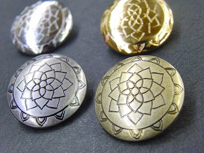 オリジナル・特注、モチーフ入りのメタルコンチョ、メタルボタン、アクセサリー金具のオーダーメイド.世界に一つしかないオリジナル金具の製作をもう少し身近に、手軽に感じてもらえるように、今回は”オリジナルのモチーフが刻印された、コンチョボタンの製作風景”です。      イラストレーターにて作成して頂いたデザインを元に、職人の手作業にて金型を製作し、ブランドのモチーフが入っている、オリジナルコンチョボタンを形に起こしていきます。      下の写真の、左上がイラストレーターでの図面。　    右手前は当社のコンチョボタンに図面を貼り付け、まずは、頂いた図面を元に、イメージの確認を行いました。