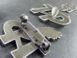 オリジナルデザイン・オーダーメイドのキーホルダー、ピンバッジ金具の特注製作  Original Metal Keychain Fittings      ロサンゼルス、日本と世界でブランドを展開されているクライミー様からセクシーな女性をモチーフにしたオリジナルデザインの金具のご依頼を頂きました。     世界で一つのオリジナルキーホルダー、ピンバッジ金具の作成です。    オリジナルの金具を作成する場合、お客様のデザイン、作成数、素材の希望等によって、最高の作成方法を選択していきます。     今回は原型をお持ちだと言うことで、原型を利用することができる、ラバーキャストという製法にて形を作っていきました。   ”原型”から量産用の”種”に仕上げていくために使う、長年使い込まれた、職人の道具。これがお客様のイメージを形にしていくのに大切な大切な秘密兵器です。