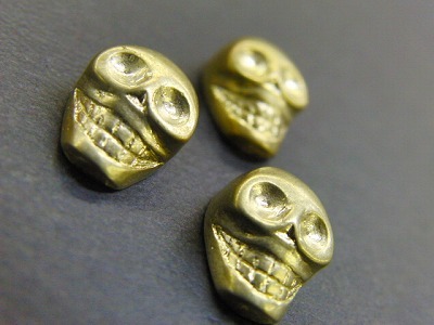 指輪や貴金属を作成する製法”ロストワックス”にて作成された、同様のスケルトン金具です