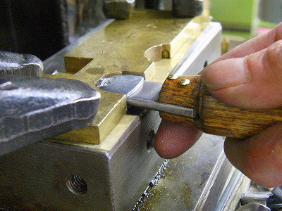 オーダーメイドの靴べらをサンプリングから量産まで、熟練の職人が心を込めて作ります。