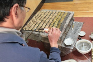 銀と真鍮を使い、熟練の職人がオリジナルの金具やアクセサリーをロー付けします。