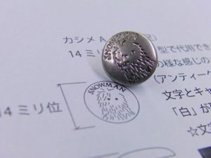 この裏面に様々なパーツを溶接する技術を利用する事で、使用用途の異なるオリジナルの金具をホック（NO1、NO5、７０６０、８０５０、、）、カシメ（大カシメ、中カシメ、並足、長足、、）、ボタン、チャーム、様々なオリジナル金具へと併用が可能になります。 この製法の一番の利点は、金型代。 通常は使用用途に合わせて金型、ロットが発生していたものが、メタルハウスの製法では、何種類の使用用途へ利用が可能でも、金型代は１型のみ。最低ロットも３００個～なので、使用用途を分けて、色分けも含めれば、３００個の最低ロットも苦にならなくなるはず。