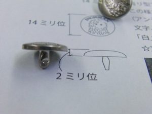 お客様から頂いたデザインと照らし合わせながら確認作業を行います。 優しい雰囲気のアンティーク調のオリジナルのホックに作成できました。