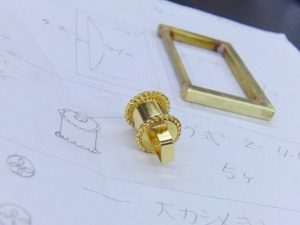 毎日毎日、オリジナルの金具やメタルパーツ、アクセサリー、金属小物をオーダーメイドにて作り続けているのが、他の誰にも負けないメタルハウスの持つ強みです。