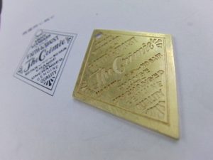 作成した原型を種にして、依頼を頂いた数百枚の生産をしていきました。 これからアンティークメッキをプレートに取り付けていきます。