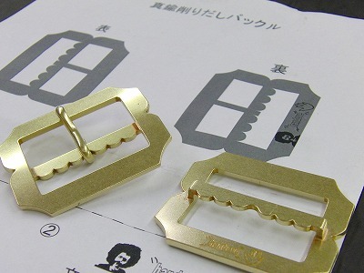 職人オーダーメイド、真鍮製、オリジナルロゴ入りベルトバックルの製作 Original Belt Buckle Fittings     メタルハウスでは、さまざまお客様から、さまざまな用途に向けて、完全オーダーメイドのバックルを作ります。真鍮製などの素材のリクエストから、ブランドロゴ、ロットなどを考慮して、鋳物、プレス、削り出しなど、、お客様のイメージやデザインを形にする、最適な製法にて、オリジナルのバックルを製作していきます。