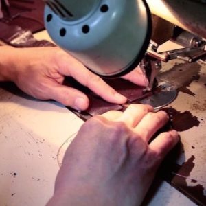 メタルハウスでは、オリジナルの金具を製作する職人達と同様に、熟練の縫製職人、縫製工場との強い結びつきがあります。そこで、今までは分業が当たり前だった、金具の技術と縫製の技術を声の届く距離に位置づけ、組み合わせる事で、”オリジナル金具の製作”から、”オリジナルの革小物”、”金属小物”などの”完成品の製作”のお手伝いができるようになりました。