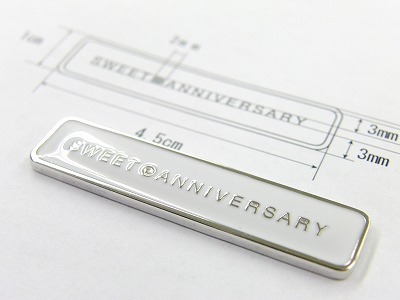 オリジナルロゴ入り、特注アクセサリーブランドネームプレートのオーダー Original Metal Nameplate with Original Logos     こだわりを持ったオリジナルのアルバムを作成されていらっしゃるお客さまから、オリジナルのロゴを刻印した、オリジナルの、アクセサリーメタルネームプレートの製作依頼を頂きました。