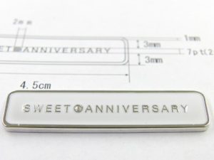 オリジナルロゴ入り、特注アクセサリーブランドネームプレートのオーダー Original Metal Nameplate with Original Logos こだわりを持ったオリジナルのアルバムを作成されていらっしゃるお客さまから、オリジナルのロゴを刻印した、オリジナルの、アクセサリーメタルネームプレートの製作依頼を頂きました。