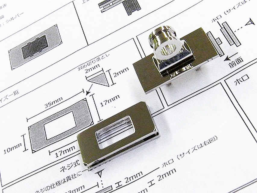 お客様オリジナルロゴ入り、オーダーメイド・特注、ケリーバーキン金具のオーダー。ブランドの名前や、ロゴを刻印したり、サイズを小さくしたり、細長くしたりと、オリジナルのケリー金具の作成が可能です。 真ちゅうの板材をご要望の指示通りに削りだし、ブランドのロゴを一つ一つ彫刻。