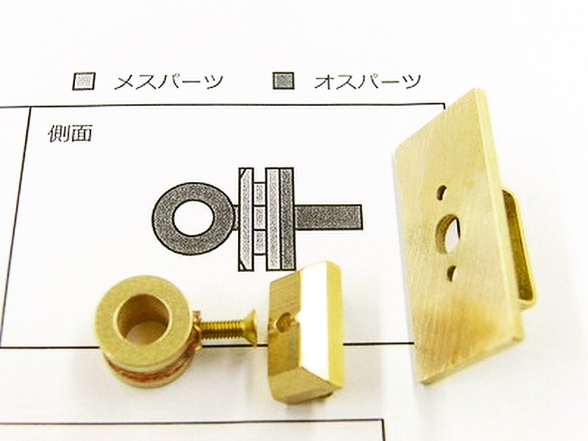 生地の製作から、加工、磨き、メッキ、全ての工程を熟練の職人さん職人が１つひとつ丁寧に商品と向かい合いながら大切に作り上げていきました。