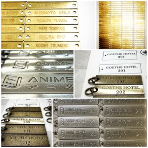 オリジナルのロゴやナンバリング、ブランドネーム、記念日、社員名、QRコード、ペットの名前などを自由に彫刻して宿泊施設用のカギ、メタルプレート、チャーム、ペンダントトップメタルプレート、アクセサリーチャームやメタルタグをオーダーメイドで作る事ができます。