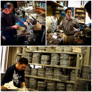 “挽き物職人” 金属を切断、彫刻、削り、穴あけ、ねじ切りに特化した技術。挽き物とは金属を挽いて、金具を切り出したり、金属に溝を彫ったり、作ったりする技。真鍮の板材、丸材をメインの素材として扱い、デザインや図面に合わせて形を成形していく、１９２０年代から続く、古くからある日本の伝統技術。