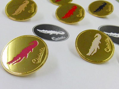 ワニをモチーフに、爬虫類のブランドを展開なされているお客様向けに作成した、オリジナルのボタン金具 エポキシ樹脂にて金メッキベースの金具に色展開を加えていきました。