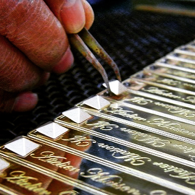 金属を正確に挽くことだけが技ではありません。金具の型そのものも職人の手から生み出されています。