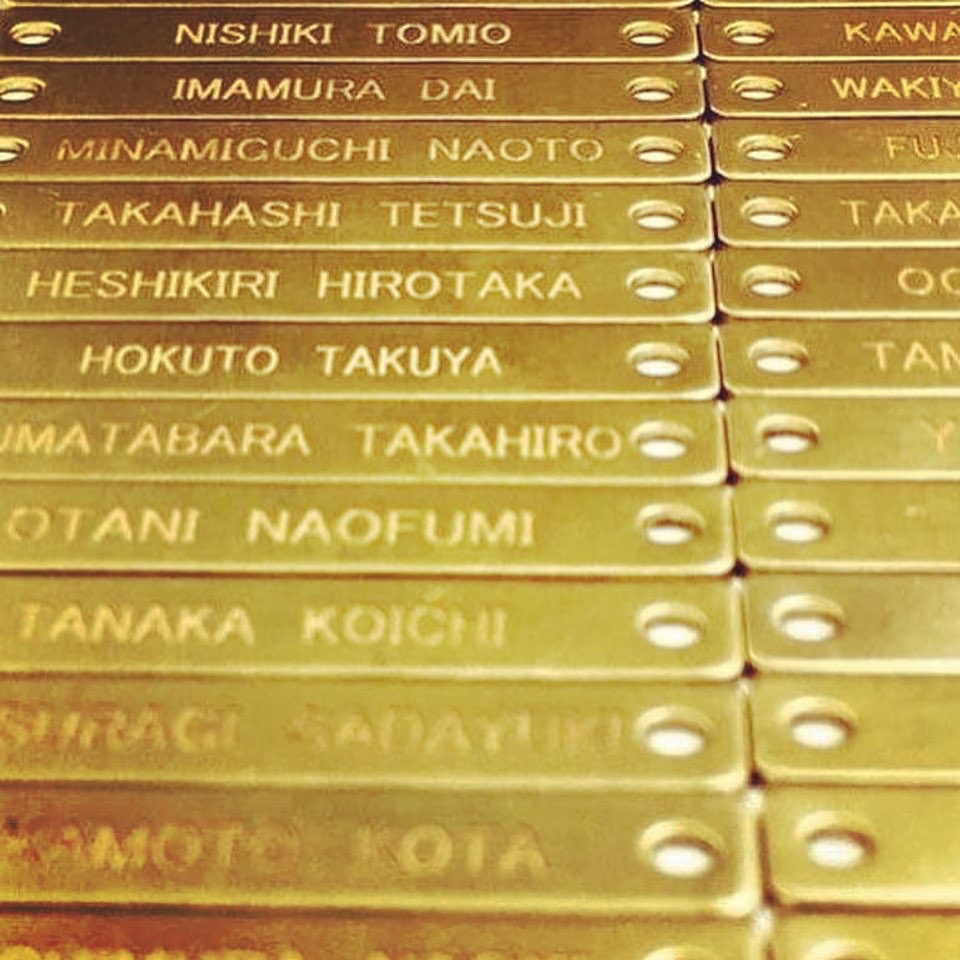 ロゴとナンバリングがあるだけで、商品の付加価値が高まりませんか？  🔨 通常であれば、個別のネームやロゴ、シリアルナンバー、ホテルのルームキーなどのナンバリングを製作するのに一つ一つ職人が手彫りにて彫刻する為に高額な費用が必要になりますが、メタルハウスでは、特殊な化学技術を使用することで、真鍮板に直接個別な文字や数字、部屋番号などを、費用を可能な限り軽減しながら、お客様のイメージを金具にする事ができます。