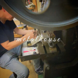 下町の工場には様々なモノ作りを共に支える多くの”名人=職人達がいます。 🔨 We, metalhouse have lots of experiences, machines and craftsman who can manage all this punching technics to make designs on metal plates.