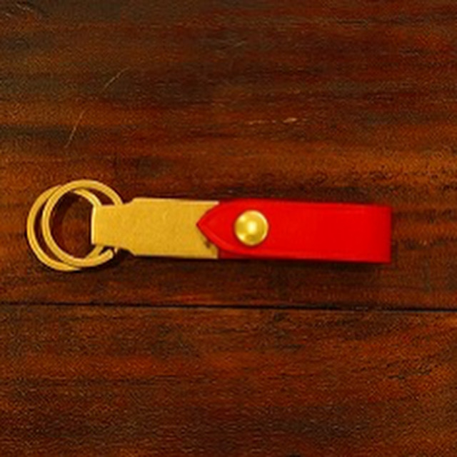 裏面にはホックを取り付けても良いですし、お客さまの方で自由に加工をされても良し、また、メタルハウスにご相談いただければ、金具の製作から~革の縫製、取り付け、箱詰めまでトータルにてお手伝いも可能です。
