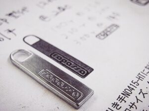 ブランド、ギフト、記念、特別なネームを刻印した、オリジナルのキーホルダー Original Keychain Fittings 西海岸系のハードなブランドを展開なされているブランドさまから、オリジナル、ネームプレート、ロゴ入りのサイコロ金具、それに大き目のナスカンが付いた特注のキーホルダーのご注文を頂きました。