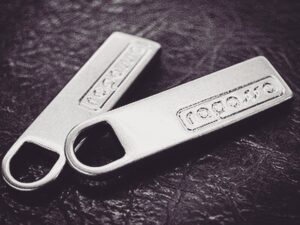 ブランド、ギフト、記念、特別なネームを刻印した、オリジナルのキーホルダー Original Keychain Fittings 西海岸系のハードなブランドを展開なされているブランドさまから、オリジナル、ネームプレート、ロゴ入りのサイコロ金具、それに大き目のナスカンが付いた特注のキーホルダーのご注文を頂きました。