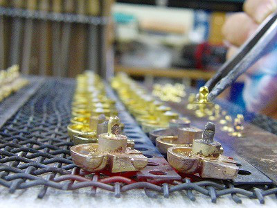 カシメと言う小さな真ちゅう製の金具がお分かりになられますか？