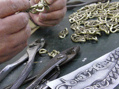 金具の材料を作り揃えた後、熟練の金具職人の手によって、それぞれの金具に命が吹き込まれ、クライミーさまオリジナルの商品が作られていきます。