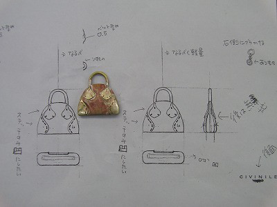 お客様から頂いた、原寸のデザイン、図面と照らし合わせながら慎重に、丁寧に作り上げていきます。  この地道な作業があるからこそ、メタルハウスは８０年近く金具を作り続けたのだと感謝の気持ちでいっぱいです。