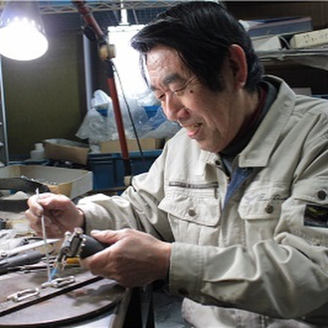  オリジナルの素押し金具と、栓抜きの金具のオーダーを頂きました。ブランドネームを刻印 彫刻したり、金型に直接入れ込んだり、製作方法は色々。デザイン、必要数、使用用途、納期、価格、お客さまのニーズに合わせてモノづくりを進めていきます。