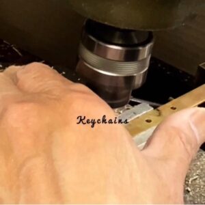 ロゴ入りのボタンやホック、カシメが、チャーム、メタルタグ 、ネームプレート、スタッズ、ボタンなどオリジナルの金具を特注生産。
