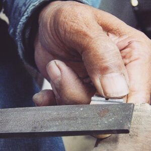 最後はやはり人間の、熟練の職人の手作業ですね。ていねいに、繊細にヤスリ掛けして仕上げていきます。