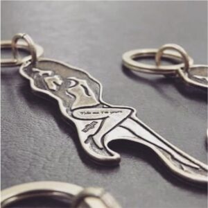 アンティークゴールドと、アンティークシルバーにて展開していきます。両面に彫刻されたクライミーさまのブランドネームとブランドのモチーフ。クライミーさま独特のワイルドな世界観が伝わってきます。同ブランド、TOY　PLANEさま用のネームタグ。