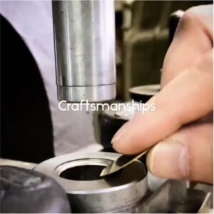 メタルハウスでは、お客様オリジナルブランド用に、アクセサリーパーツ、メタルパーツを始め、ロゴ入りのボタンやホック、カシメが、チャーム、メタルタグ 、ネームプレート、スタッズ、ボタンなどオリジナルの金具を特注で作れます。お気軽にご相談してください。