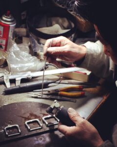 オリジナルバックル。ロゴ、社名、名入れ、デザイン、使用用途は全てオーダーメイド。洋服やジャケットのアクセントにしたり、ブランドオリジナルのロゴやデザインを彫刻したり、ベルト、バック、革小物、ブーツや靴、、完全オーダーメイドのバックルが作れます。靴の美錠として、真鍮製バックルを作りたいと言うお客様より、オリジナルのロゴ、ネーム入りのバックルのオーダーを頂きました。
