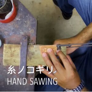 全国のお客様から、オリジナルのボタン、カシメ、ホックを作成したい、ジッパーやチャーム、ネームプレート、バックル、キーホルダー、靴べらなど、にオリジナルのロゴやモチーフを入れた金具を作成したいなど、オリジナル、特注金具作成に関してのご依頼です。世界に一つしかないオリジナル金具の製作をもう少し身近に、手軽に感じてもらえるように、今回は”サンプル製作風景”です。